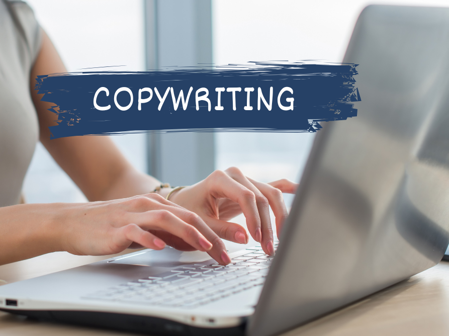 so-funktioniert-copywriting Frau tippt auf Laptop mit Schriftzug Copywriting