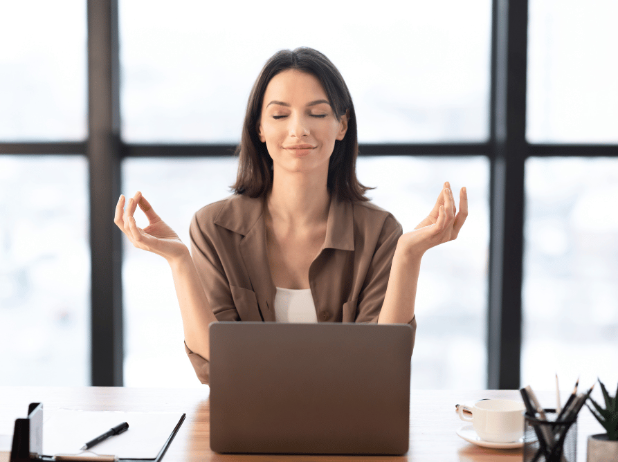 Frau tippt auf Laptop mit Schriftzug Copywriting 